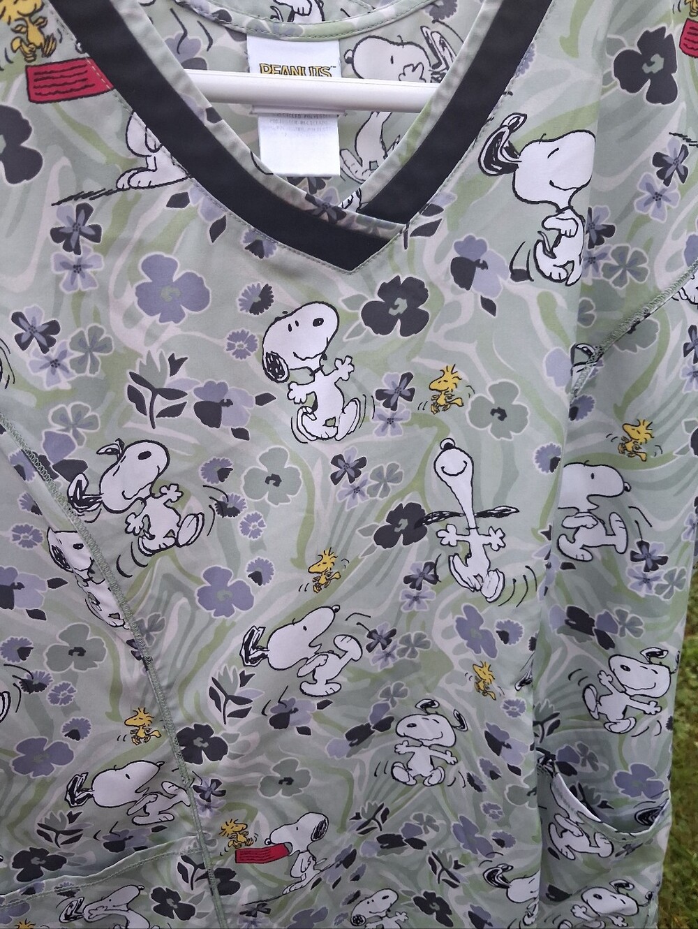 Snoopy Print V-Neck Scrub Top in Sage Green Size XL Womens - Picture 7 of 8